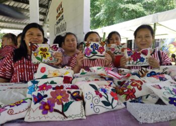 Beca artesano beneficia a mujeres guatemaltecas. /Foto: Mides