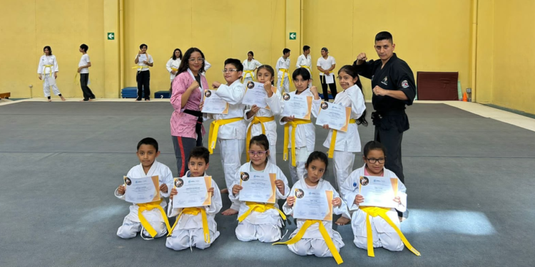 Alumnos de la Academia de Karate del Centro Deportivo Erick Barrondo alcanzan nueva cinta