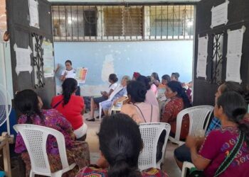 Comadronas de Escuintla se unen para prevenir el dengue