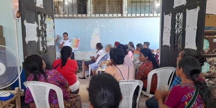 Comadronas de Escuintla se unen para prevenir el dengue