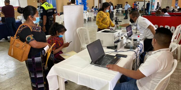 Acercan servicios públicos a ciudadanos de Quetzaltenango