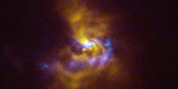 La joven estrella con brazos de gases y polvo podrían dar respuesta sobre el nacimiento de planetas gigantes. / Foto: ESO.