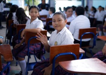Entregan más de 5 mil escritorios para beneficiar a estudiantes de Izabal