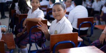 Entregan más de 5 mil escritorios para beneficiar a estudiantes de Izabal