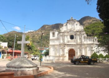 Firma de convenio permitirá mejorar camino rural en aldea Santa Elena, Chiquimula