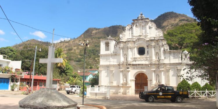 Firma de convenio permitirá mejorar camino rural en aldea Santa Elena, Chiquimula