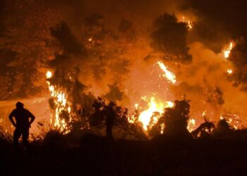 Bomberos luchan contra incendios en Grecia, en medio de calor extremo