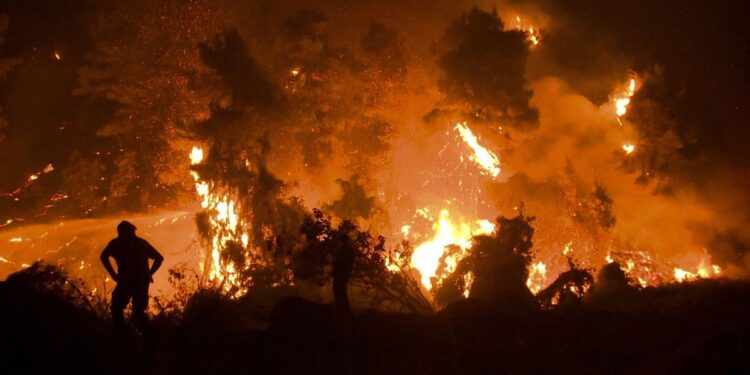 Bomberos luchan contra incendios en Grecia, en medio de calor extremo