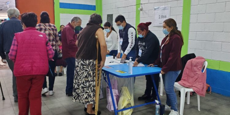 Mineduc mantiene comunicación con TSE para entrega de centro educativos  