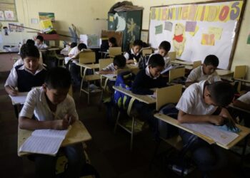 Gobierno informa sobre reducción de la deserción escolar