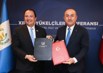 Los cancilleres de Guatemala y Türkiye en agosto del 2022.