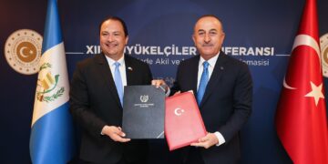 Los cancilleres de Guatemala y Türkiye en agosto del 2022.