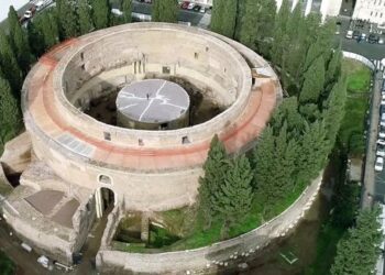 Una cabeza de mármol aparece “íntegra” en unas obras de Roma