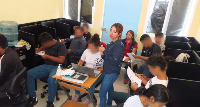 Adolescentes reciben diplomado en educación sexual sana. / Foto: SBS.