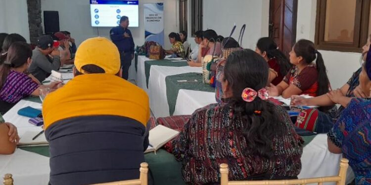 Imparten taller sobre Sello Blanco en Sololá. /Foto: Mineco