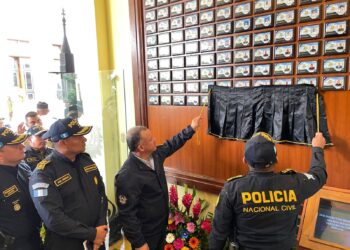 Mingob honra a los agentes que dieron su vida en cumplimiento al deber