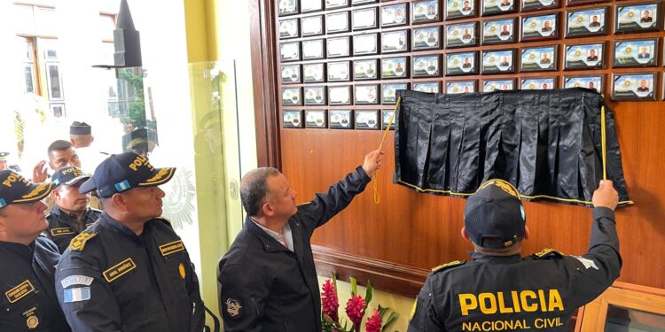 Mingob honra a los agentes que dieron su vida en cumplimiento al deber