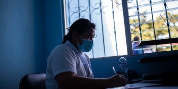 Vecinos de Azacualpilla se favorecen con servicios de salud. /Foto: MSPAS