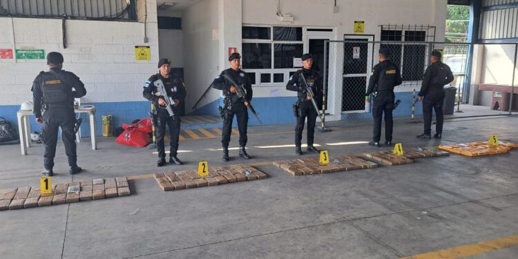 Mingob localiza 140 paquetes de cocaína en un contenedor