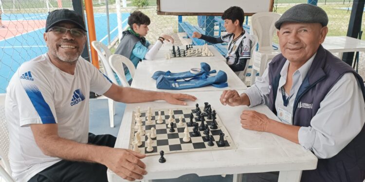 Aprendices ponen en práctica sus conocimientos en ajedrez. / Foto: MCD.