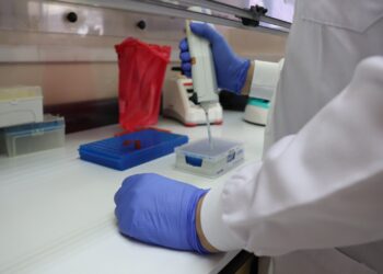 Laboratorio de salud desarrolla análisis de casos sospechosos de dengue. /Foto: MSPAS