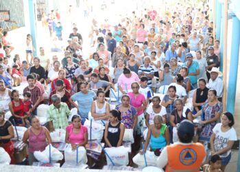 Entregan ayuda humanitaria a pobladores afectados por lluvias en Izabal