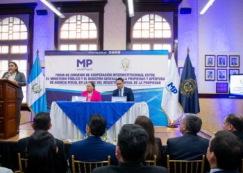 Firma de convenio entre el MP y el Registro General de la Propiedad. /Foto: Álvaro Interiano