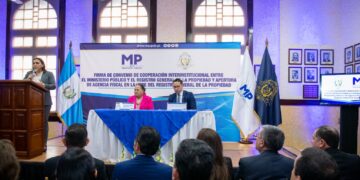 Firma de convenio entre el MP y el Registro General de la Propiedad. /Foto: Álvaro Interiano