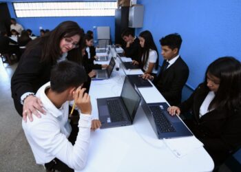 Autoridades de educación verifican evaluaciones de estudiantes graduandos