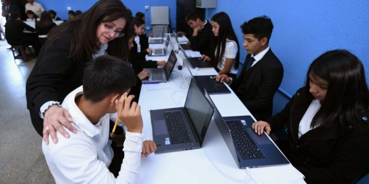 Autoridades de educaciÃ³n verifican evaluaciones de estudiantes graduandos