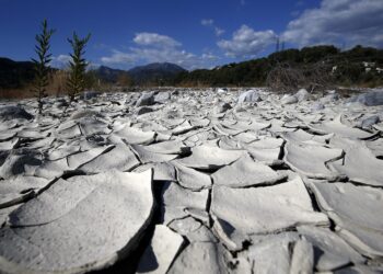 Imagen de archivo que muestra el suelo de lecho del río Var resquebrajado por la sequía en Francia. Foto: EFE/Sebastien Nogier.