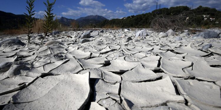 Imagen de archivo que muestra el suelo de lecho del río Var resquebrajado por la sequía en Francia. Foto: EFE/Sebastien Nogier.
