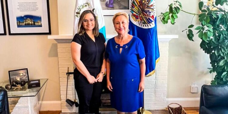 Reunión sobre turismo sostenible. /Foto: Inguat