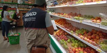 Personal de la Diaco monitorea los precios de los productos de la canasta básica. /Foto: Diaco