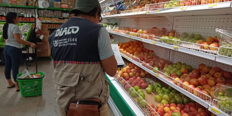 Personal de la Diaco monitorea los precios de los productos de la canasta básica. /Foto: Diaco