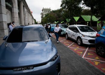 Vehículos eléctricos presentados en 2022 en la Plaza de la Constitución. / Foto: Archivo.