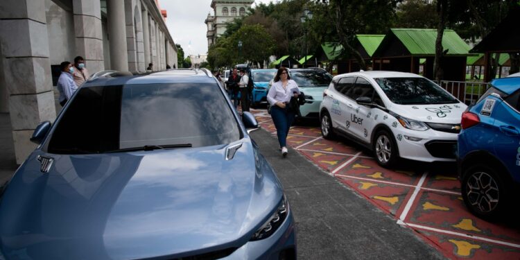 Vehículos eléctricos presentados en 2022 en la Plaza de la Constitución. / Foto: Archivo.