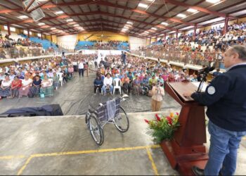 El Presidente entregó sillas de ruedas a adultos mayores con dificultad para movilizarse.