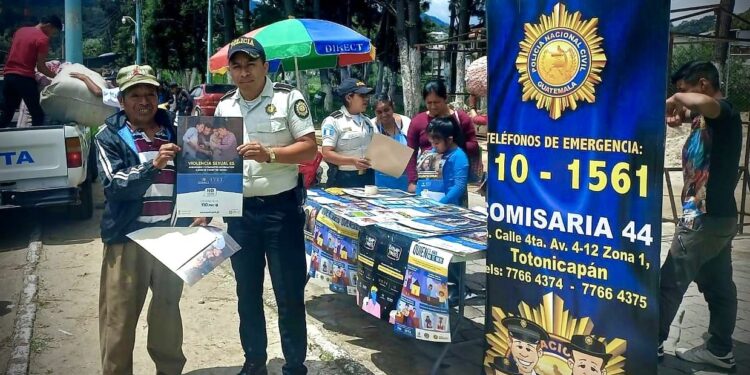 Instalan estand de información preventiva en Totonicapán