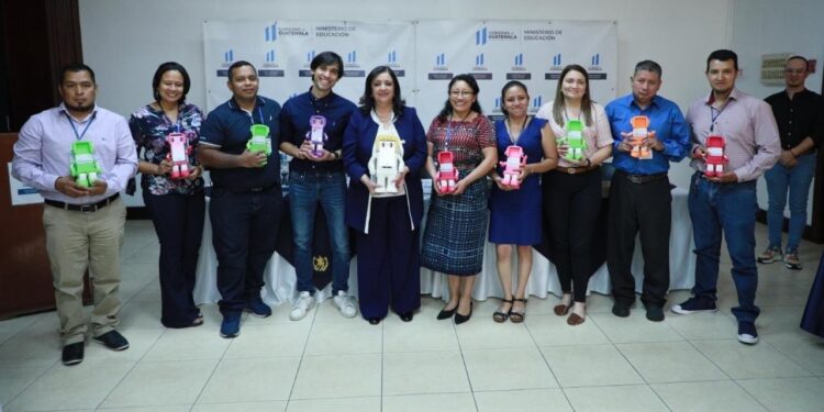 Docente totonicapense destaca por técnicas tecnológicas en el aula