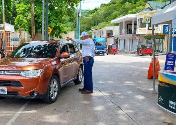 Personal de turismo atiende a visitantes con motivo de Fiestas Agostinas. /Foto: Inguat
