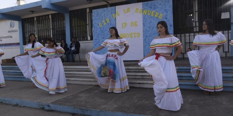 Jalapa conmemora el Día de la Bandera