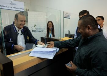 El presidente hizo entrega del primer pasaporte en las nuevas instalaciones de Zacapa. / Foto: Gilber García.