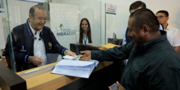 El presidente hizo entrega del primer pasaporte en las nuevas instalaciones de Zacapa. / Foto: Gilber García.