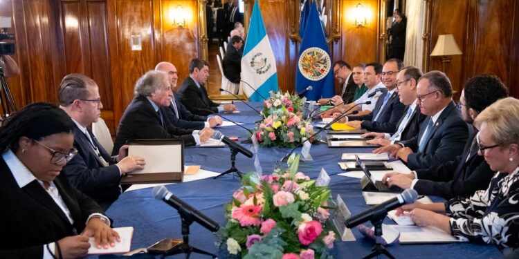 Presidente recibe la visita del Secretario General de la OEA