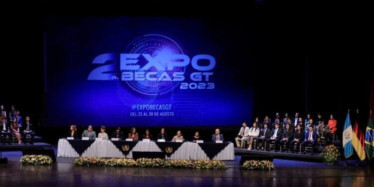 Inicia la Segunda Expo Becas 2023 en el país