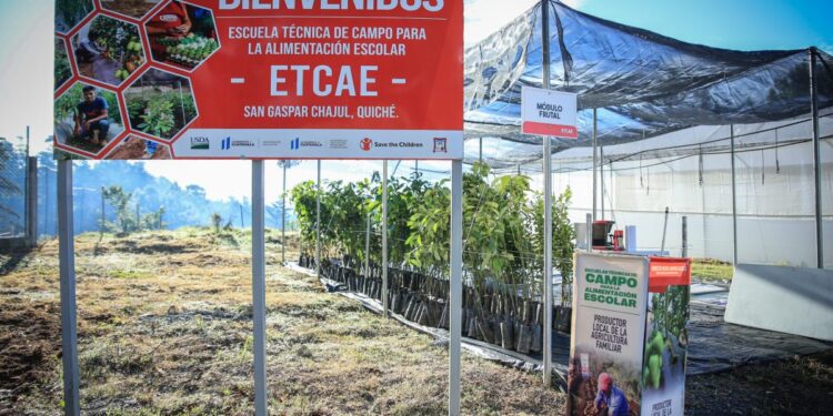 Entregan dos nuevas escuelas técnicas de campo para alimentación escolar en Quiché