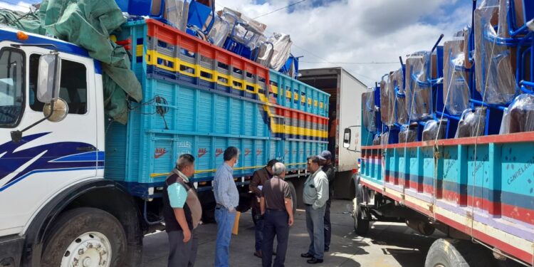 Se inicia distribución de más de 8 mil escritorios en San Marcos