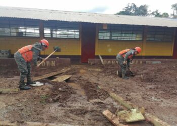 Apoyo del Ejército en la Escuela Pontezuela, Cantón Marías Montañas, en Jutiapa. / Foto: Ejército de Guatemala.