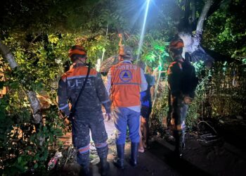 Atención a inundación derivada de la temporada de lluvias. Sector Los Sánchez, aldea El Rosario, Champerico, Retalhuleu. / Foto Conred..